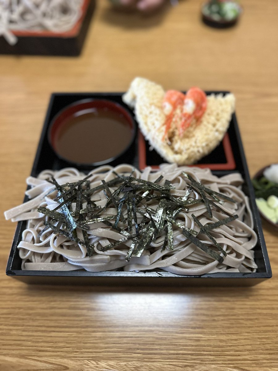 kakigoya24's tweet photo. こんばんは🌈
本日は、美瑛町にある青い池に行きました🌈
硫黄で青くなるらしいです🌈
それから花月町にある瀧そばを食べてきました！
今まで細い蕎麦しか見たことなかったので初めての体験でした🌈
すすれない蕎麦に初めて出会いました🌈

#北海道
#青い池
#瀧そば https://t.co/ttsJttb28s