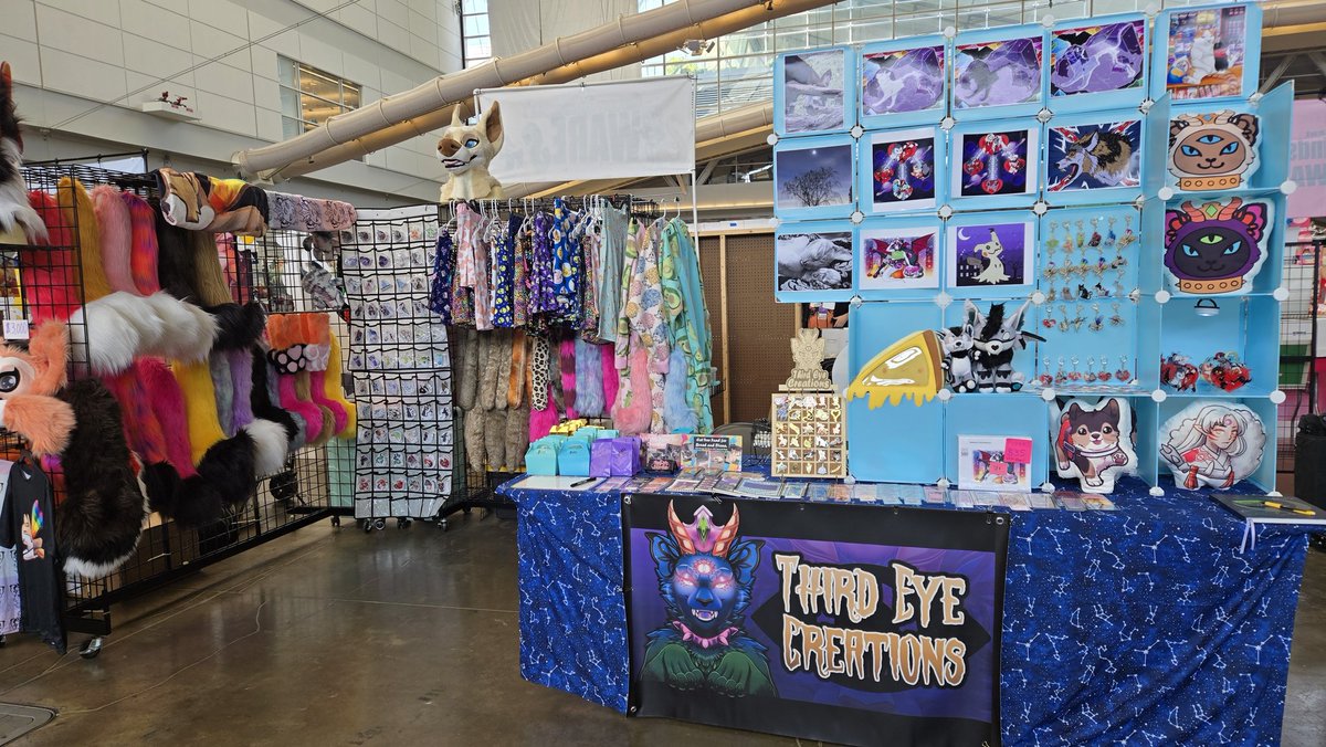ThirdEyeCre1's tweet image. Day 1 Anthrocon
Got a lovely collab suit with monstercat creations
(Still sewing the tail and handpaws due to getting sun poisoning)