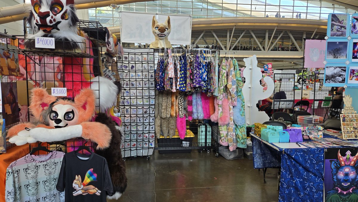 ThirdEyeCre1's tweet image. Day 1 Anthrocon
Got a lovely collab suit with monstercat creations
(Still sewing the tail and handpaws due to getting sun poisoning)