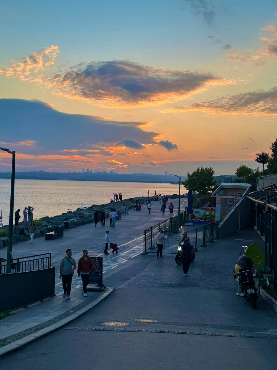 تعيش حياتك صح لما تمشي على مقولة : -
يروح غالي ويجي أغلى

واللي ما يتعدل يتبدل .. 💫