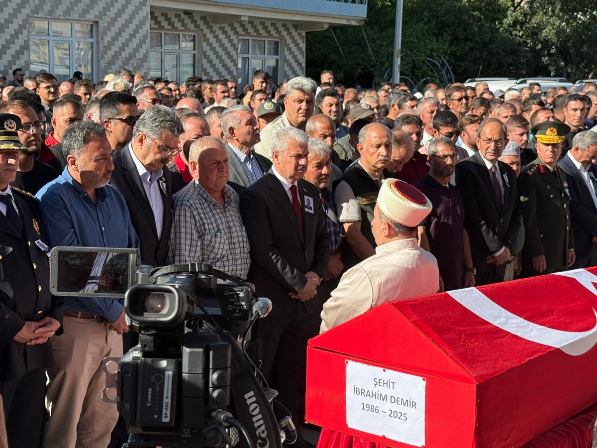 İzmir Ödemiş’teki orman yangınına müdahale sırasında alevlerin arasında kalarak şehit düşen Konya yangın ekibimizin değerli emekçisi İbrahim Demir’i son yolculuğuna uğurladık.

Bu büyük fedakârlığın karşısında minnet borcumuzu asla ödeyemeyiz.

Şehidimize Allah’tan rahmet,