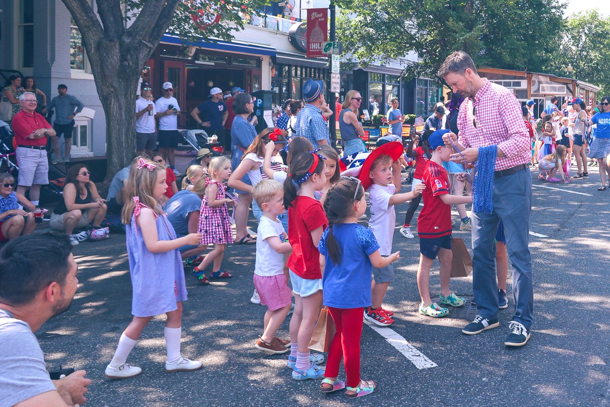 charlesallen's tweet image. Happy Fourth of July! 🇺🇸 🇺🇸
An incredible tradition on Barracks Row! The best of small town America right on Capitol Hill with an amazing parade of our entire community! Great to see you all out there and have a wonderful July 4th weekend! 🎆 🇺🇸 🎇 🇺🇸