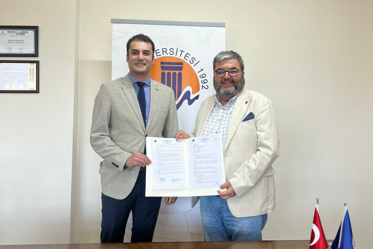 Kooperatifimiz ile Mersin Üniversitesi Sosyal Bilimler Meslek Yüksekokulu arasında, öğrencilerin mesleki gelişimlerine katkı sağlamak amacıyla iş birliği protokolü imzalandı.
Genel Sekreterimiz Uzm. Ecz. Çağrı Erdem Özdemir ve MEÜ Sosyal Bilimler Meslek Yüksekokulu Müdürü Prof.