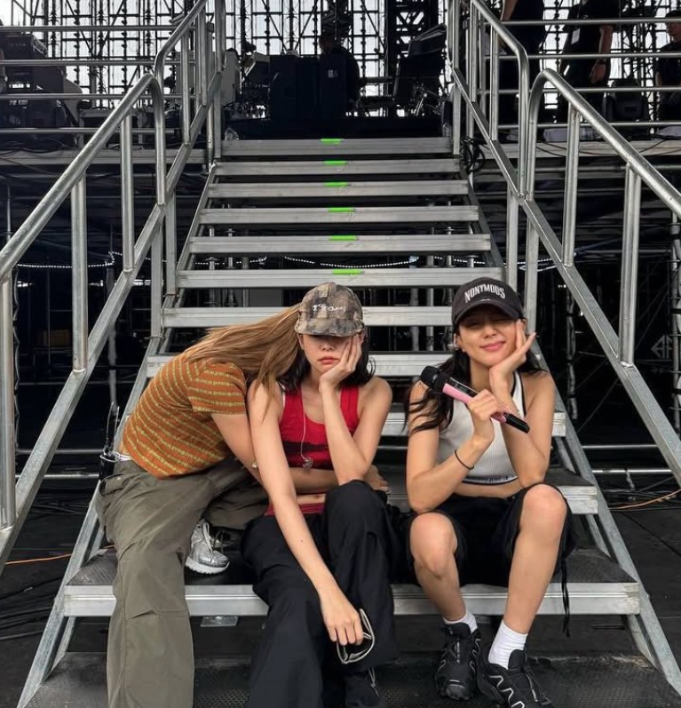 AboutMusicYT's tweet image. Jennie, Lisa and Jisoo rehearsing for the Deadline Tour in a new photo.