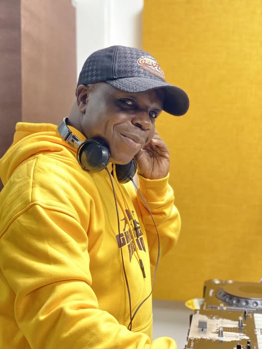 Ghetto Radio (@ghettoradio895) on Twitter photo Finish the week in style by turning up the volume on 89.5FM.
It's a reggae party with <a href="/CharraDeejay/">Deejay Charra</a> mpaka masaa zake.
_89.5FM Ndio Frequency_
Stream live on ghettoradio.co.ke
#JAHFLIGHT #stenjenijamo Finish the week in style by turning up the volume on 89.5FM.
It's a reggae party with <a href="/CharraDeejay/">Deejay Charra</a> mpaka masaa zake.
_89.5FM Ndio Frequency_
Stream live on ghettoradio.co.ke
#JAHFLIGHT #stenjenijamo