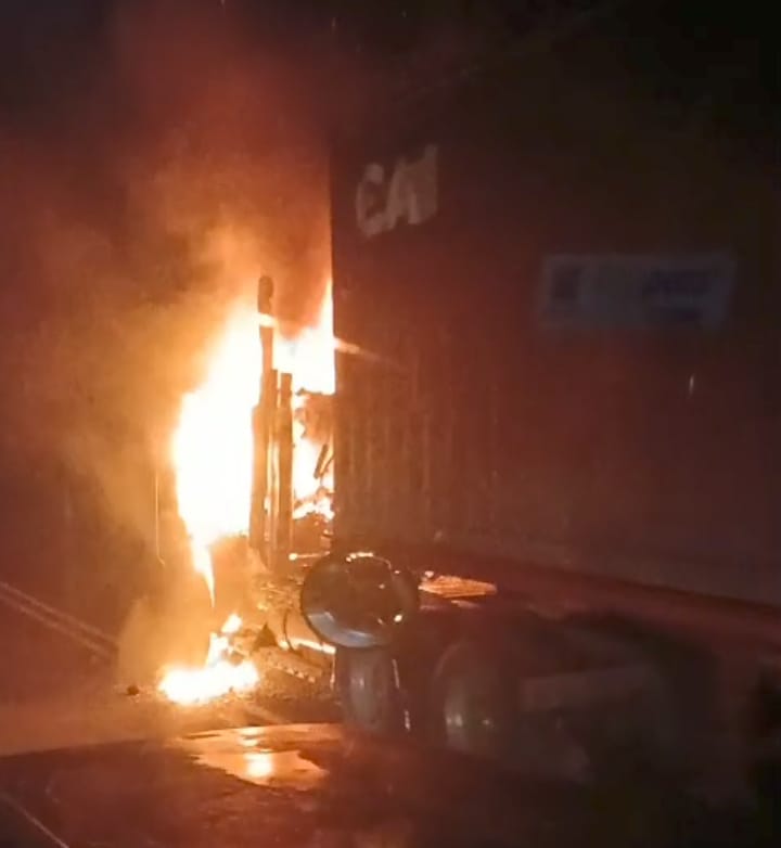agrem_a's tweet photo. 🚫 Rechazamos contundentemente las acciones terroristas ocurridas hoy, 4 de julio, en la vía Buga – Buenaventura, que incluyeron la quema de vehículos de transporte de carga.

Estos actos criminales no solo ponen en riesgo la vida de conductores y ciudadanos, sino que afectan gravemente la economía del país, el abastecimiento nacional y la confianza en nuestras vías.

📢 Hacemos un llamado urgente al Gobierno Nacional y a las autoridades competentes para que tomen medidas inmediatas y eficaces frente al deterioro del orden público y al incremento de estas acciones violentas.

El país no puede seguir siendo rehén del terrorismo. @petrogustavo
@mindefensa

#NoMásViolencia #SeguridadEnLasVías #TransporteSeguro #ColombiaUnida
