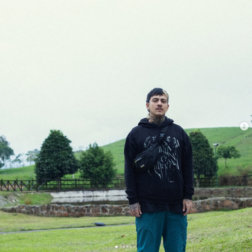 ElEnemigoCol's tweet image. Sike Damodar estrena "Nada es Para Tanto", un nuevo álbum.
El rapero de Floridablanca, Santander, publica lo que sería su segundo álbum como solista, desde "Trascender" en 2019. Cuenta con colaboraciones y producciones de:
Diavlitx
Barbatos Beats
Isaac SA
Adam Walsh
Don Bustos…