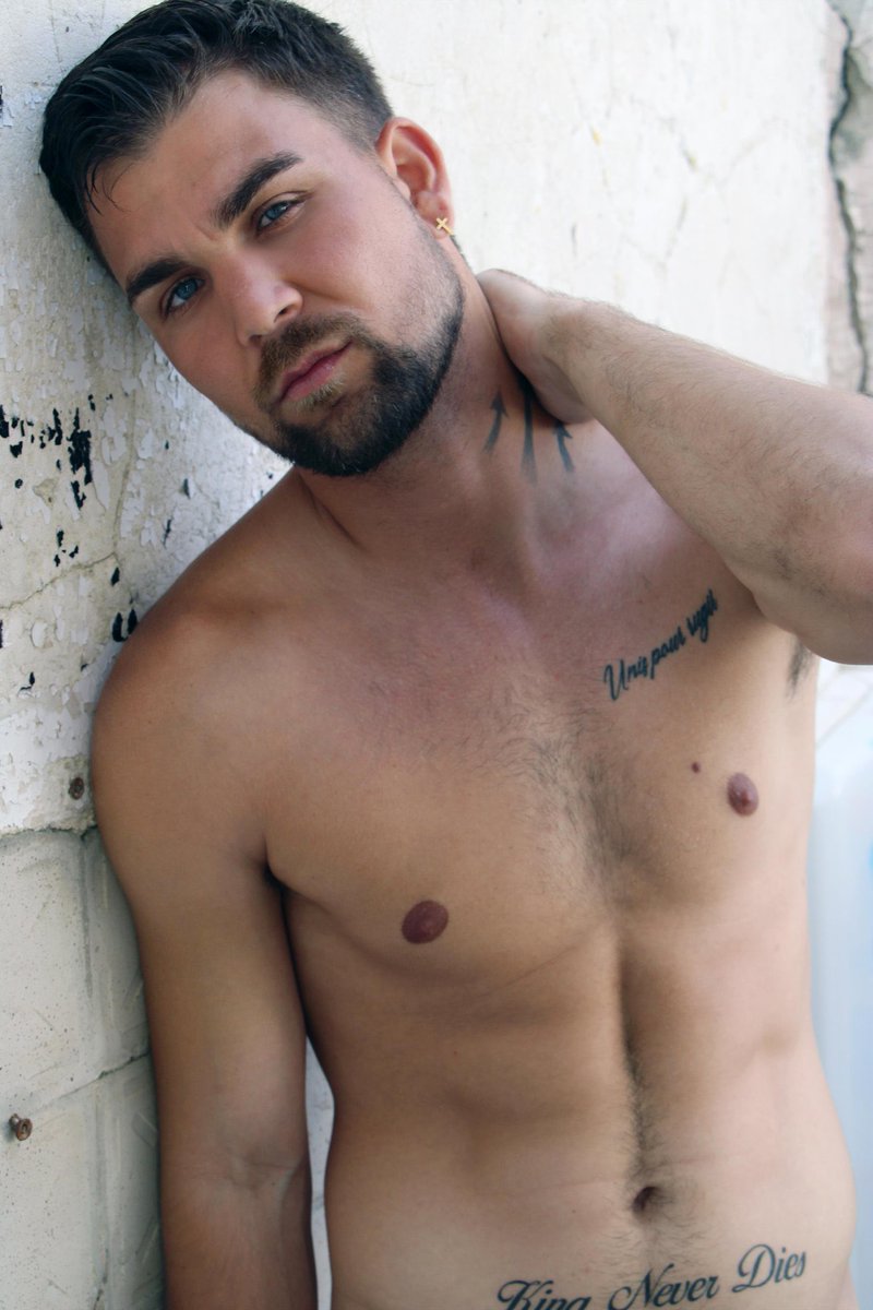 🚨 NOUVEAUTÉ sur le site !
💣 Calvin, 30 ans, beau gosse au corps d’apollon 💪
👀 Abdos en béton, belle gueule, membre bien fourni 🍆
Tu veux le voir sous toutes les coutures ?
➡️ Abonne-toi maintenant sur 👉 johnhart.fr/sinscrire