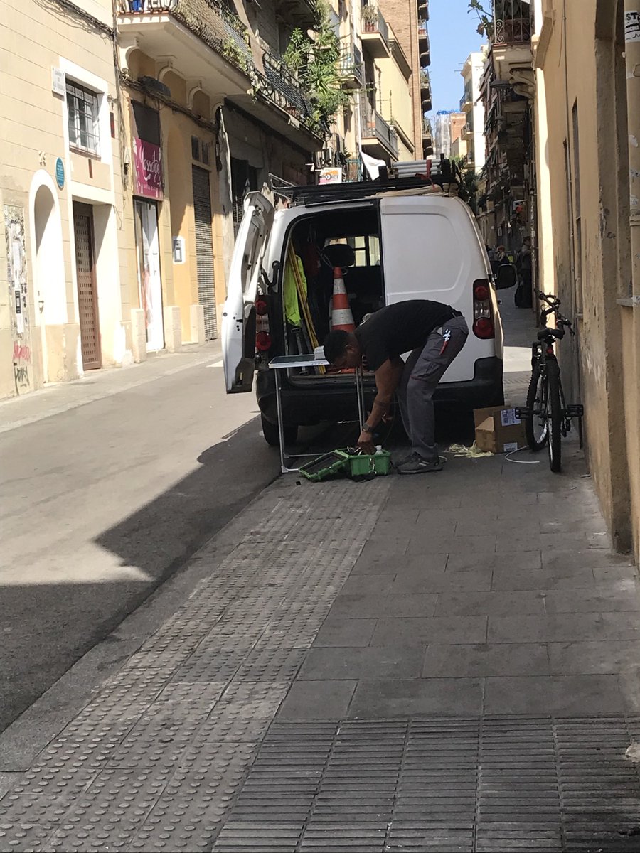ngelsCodina3's tweet photo. Això passa cada dia al carrer Mila i Fontanals, els que anem a peu no podem passar per la vorera. ⁦@bcn_ajuntament⁩ perquè no poseu algun tipus de protecció pels vianants? https://t.co/E0uGYffKdC