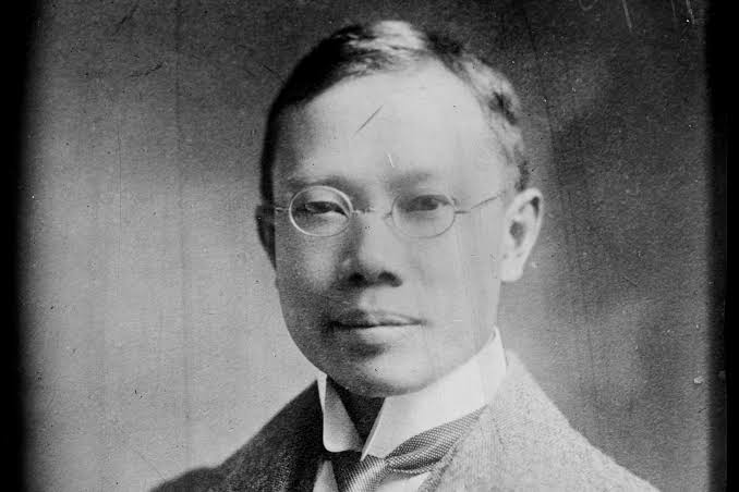 Golden_nuggiez's tweet image. Wu Lien-teh pioneered face masks for public health during the Manchuria Plague, foreshadowing today's covid masks.
Wu Lien-teh studied under Ronald Ross, who had honorary freedom of the Worshipful Company of Apocatheries.
Clan Ross were allies and favorites of Robert the Bruce.