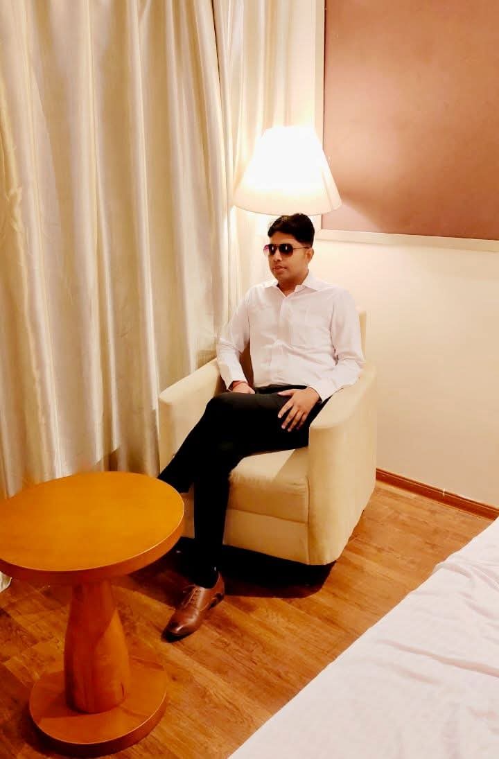 मेरी  खामोशियों  को  गुमनाम कभी  बदनाम  कहते  हो
बड़ी  मुश्किल भरी  है  जिंदगी  इसको आसान कहते हो
अरे  जिंदगी   की  तस्वीर   में   मोहब्बत  के  रंग भर  दो
यारों तुम क्यों इस नफरत भरी भीड़ को जहान कहते हो

राजेश 'रघुबर' ✍️

#बज़्म 
#Rajeshdream0