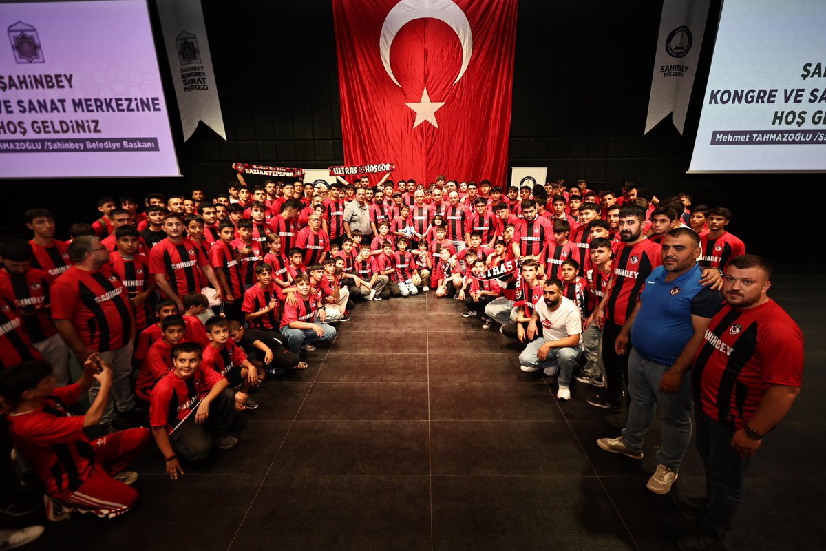 Gaziantep Futbol Kulübü taraftar gruplarımız ForzAntep, Asil Şahinler, Hoşgör ve Rafıklar’a forma hediye ettik.

Şehrimizin gururu takımımıza yeni genç taraftarlar kazandırmak için çalışmalarımız sürüyor.

Yeni sezonda Gaziantep FK’ya yürekten başarılar diliyoruz! 💪🏻

#Şahinbey