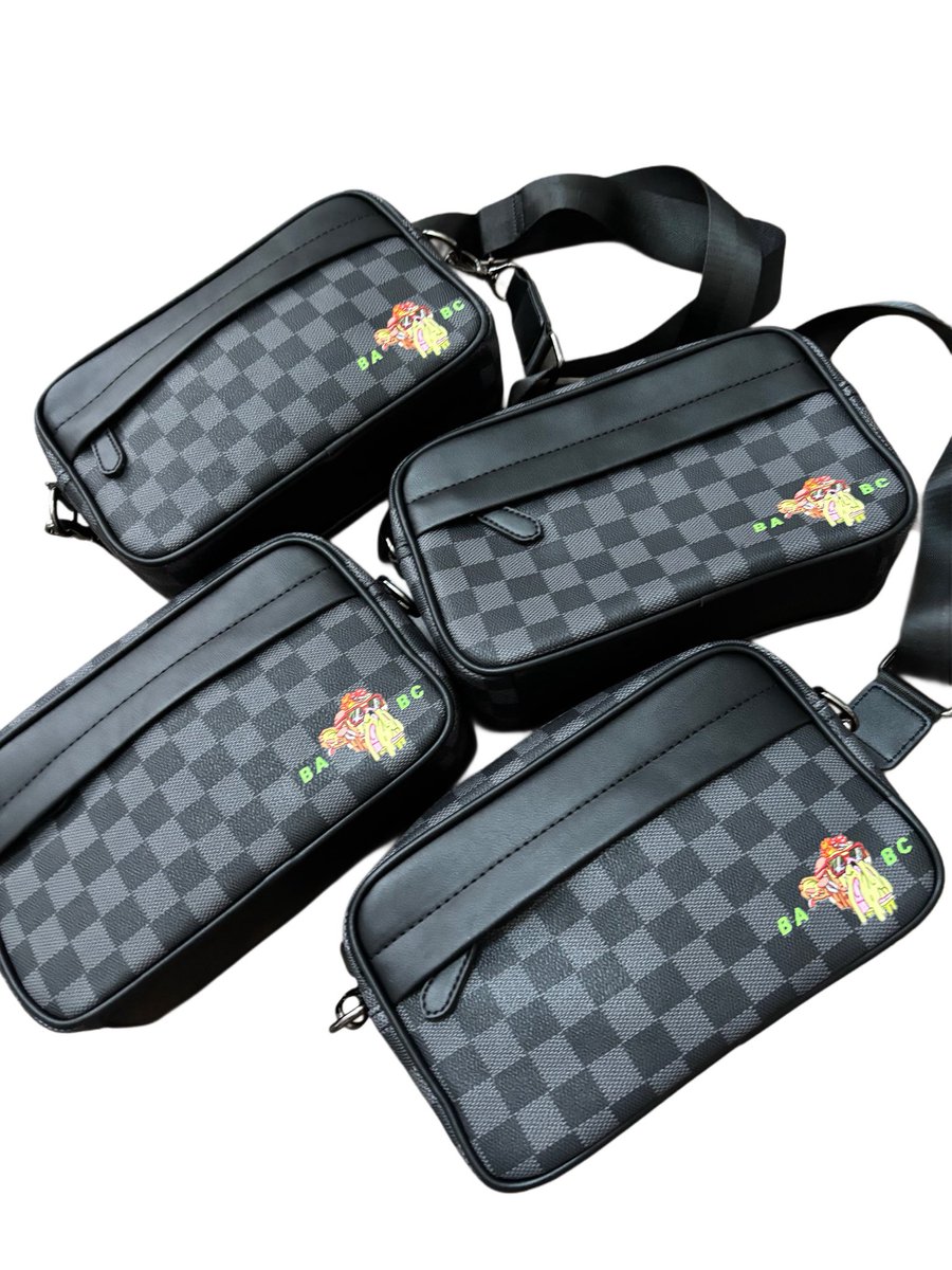 Made for Apes By Apes. This one is for the fine men of the <a href="/BoredApeYC/">Bored Ape Yacht Club 🍌</a> 

💚Bored Baddies Unisex Black Check Messenger Bag💚

$95 USD (Fiat or Crypto)

🔗Link to Purchase🔗

boredbaddies.us/products/bored…