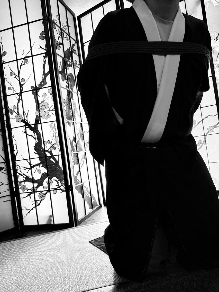 오늘 처음으로 본디지해봤음
코스튬까지 입고 제대로 해봄
우연히 만난 펨스위치분이 묶어주심!