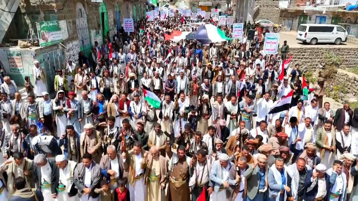 حشود كبيرةفي مديرية #الجبين بـ #ريمة
في مسيرة "ثبات مع غزةوجهوزيةواستنفار
 في مواجهة العدوان" 
 ٩ محرم ١٤٤٧ هجرية