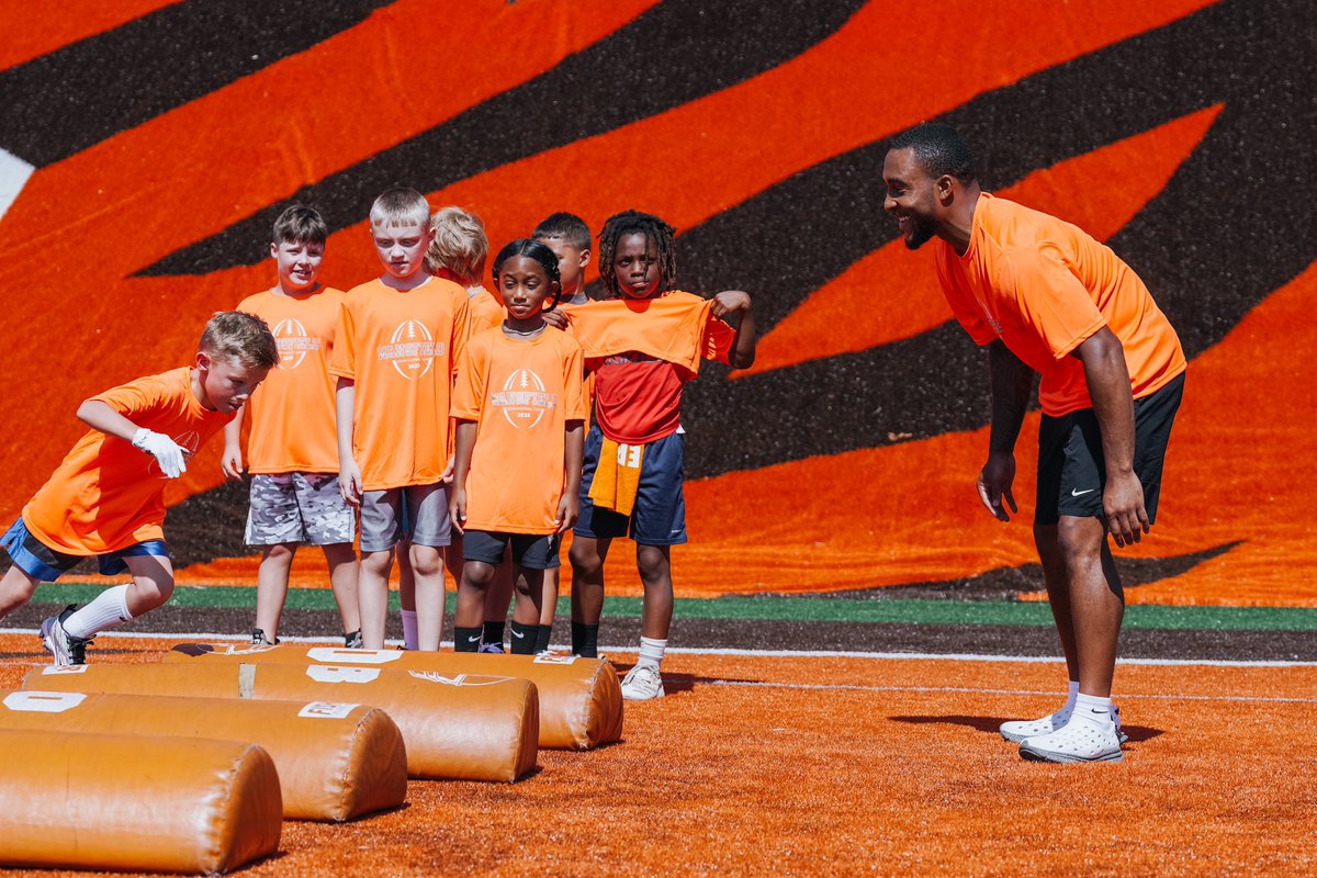 accessthewalk's tweet image. Smiles & Bibles ✝️
Former Ohio State and New England Patriots rookies TreVeyon Henderson & Gee Scott Jr. held a youth football camp for the kids of Mansfield, Ohio.