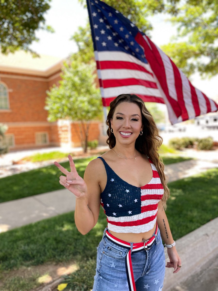HALIENE's tweet image. Happy 4th to my American aliens! 🇺🇸 What are you doing this weekend? 🎆