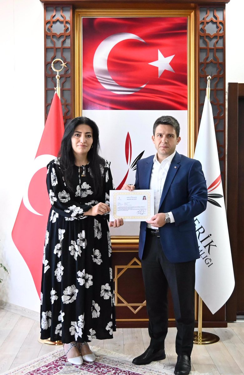 T.C. Derik Kaymakamlığı (@derikkaymakam) on Twitter photo Kaymakamımız <a href="/yemrebayrakli/">Yunus Emre Bayraklı</a> , tayini çıkan Polis Memurumuz Hazel Tuncer Zel’e vermiş olduğu hizmetler sebebiyle teşekkür ederek yeni görev yerinde başarılarının devamını diledi.
<a href="/TC_icisleri/">T.C. İçişleri Bakanlığı</a>
<a href="/Mardin_Valiligi/">Mardin Valiliği</a>
<a href="/iletisim/">T.C. İletişim Başkanlığı</a> Kaymakamımız <a href="/yemrebayrakli/">Yunus Emre Bayraklı</a> , tayini çıkan Polis Memurumuz Hazel Tuncer Zel’e vermiş olduğu hizmetler sebebiyle teşekkür ederek yeni görev yerinde başarılarının devamını diledi.
<a href="/TC_icisleri/">T.C. İçişleri Bakanlığı</a>
<a href="/Mardin_Valiligi/">Mardin Valiliği</a>
<a href="/iletisim/">T.C. İletişim Başkanlığı</a>