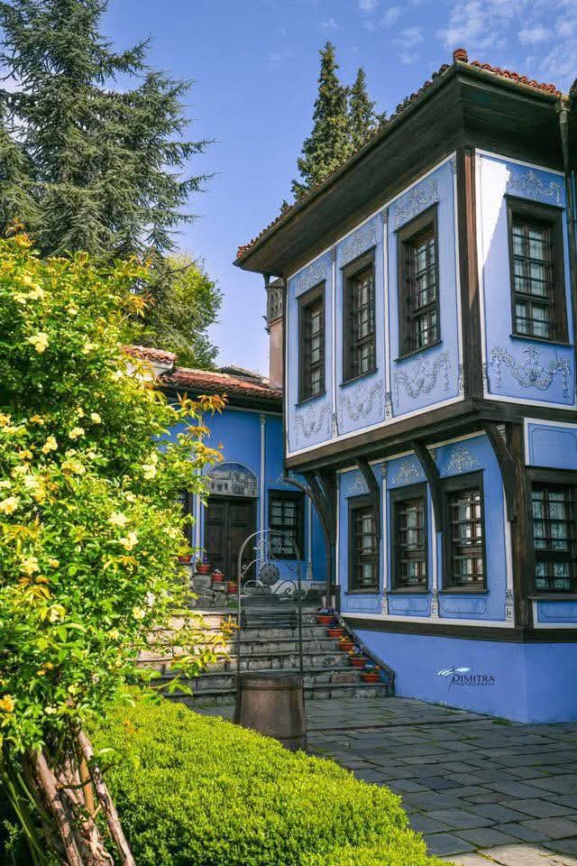 Belli belirsiz yazıların duvarları süslediği ,
Dar sokaklardan geçtim bugün.
Gözüm geleceğe, aklım geçmişin izinde yürüyordum.
#Edebiyat
#Cuma