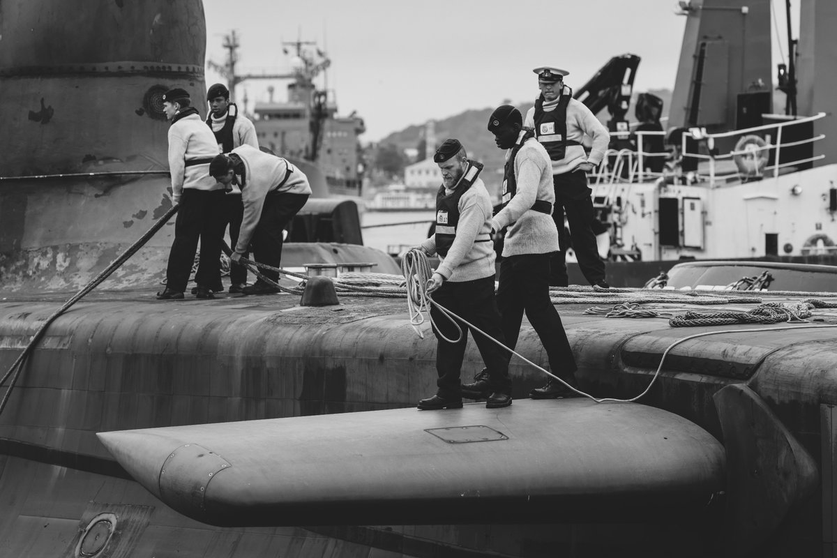 Royal Navy tweet media