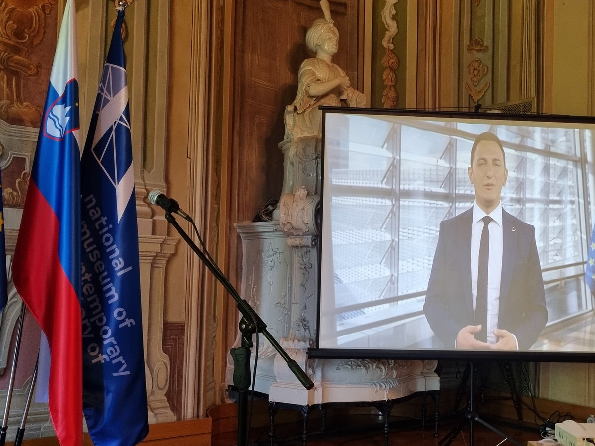 Iskrene čestitke prvi generaciji maturantov evropske mature European baccalaureate na #ESLJ Evropski šoli Ljubljana. Bili ste pionirji! Dosegli ste odlične rezultate!  Ta matura je priznana po celi EU 🇪🇺.
Čestitke pa tudi staršem za pogum in učiteljem za vztrajnost.