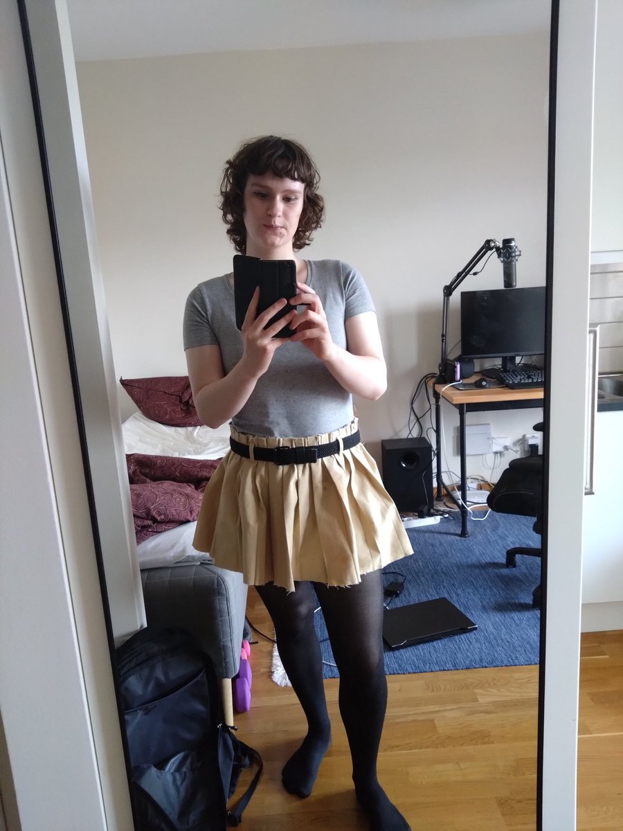 FaFaifra's tweet image. I need more power (skirts)