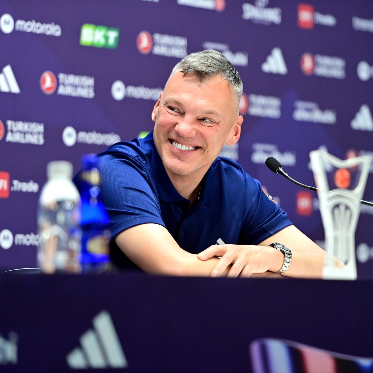 TekYolFener's tweet photo. Saras Jasikevicius: "Sosyal medyada ayrılan oyuncuların geçen sezon attığımız sayıların %48'ini atan üç oyuncu olduğunu gördüm. Sanırım hemen GM'i arayıp 'oyuncu almamız lazım' demem gerekecek (gülüyor). 

Açıkçası ben, gelecek sezon işimizin daha zor olacağına inanmıyorum. Yine her zaman olduğu gibi çok çalışmamız ve elimizden gelenin en iyisini yapmamız gerekecek. 

Şu an bariz şekilde C planındayız. Elbette her takımın yeni sezon için planları olur ve bu planlar Ocak, Şubat aylarından itibaren devreye girer. Biz şu an C veya D planındayız.

Elbette insanlar, başarısızlıklardan başarıya kıyasla çok daha fazla ders çıkarır. Buna yüzde yüz katılıyorum. 

Yine de yeterince akıllıysanız başarınızın sebeplerini anlarsınız ve buna göre ders alırsınız. Dolayısıyla ders çıkarmanın tek bir yolu yok. 

Tabii böyle bir sezondan sonra kendinizi gereğinden fazla tatmin olmuş hissedebilirsiniz. Fenerbahçe ve ben, bu hisse kapılırsak biteriz. Şampiyon olacak kadar iyiyseniz sonrasında sizi nelerin beklediğini anlamak için yeterince akıllı olmalısınız."