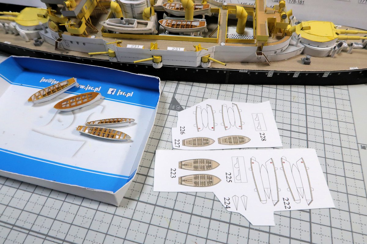 #ペーパークラフト
Austrian-Hungarian battleship SMS WIEN
(JSC 265) 1:250
モナルヒ級海防戦艦ウィーン、昨日に続いてボート類を作成
ボートは出来ましたがダビットから吊る指定なのでここからも難しそうです