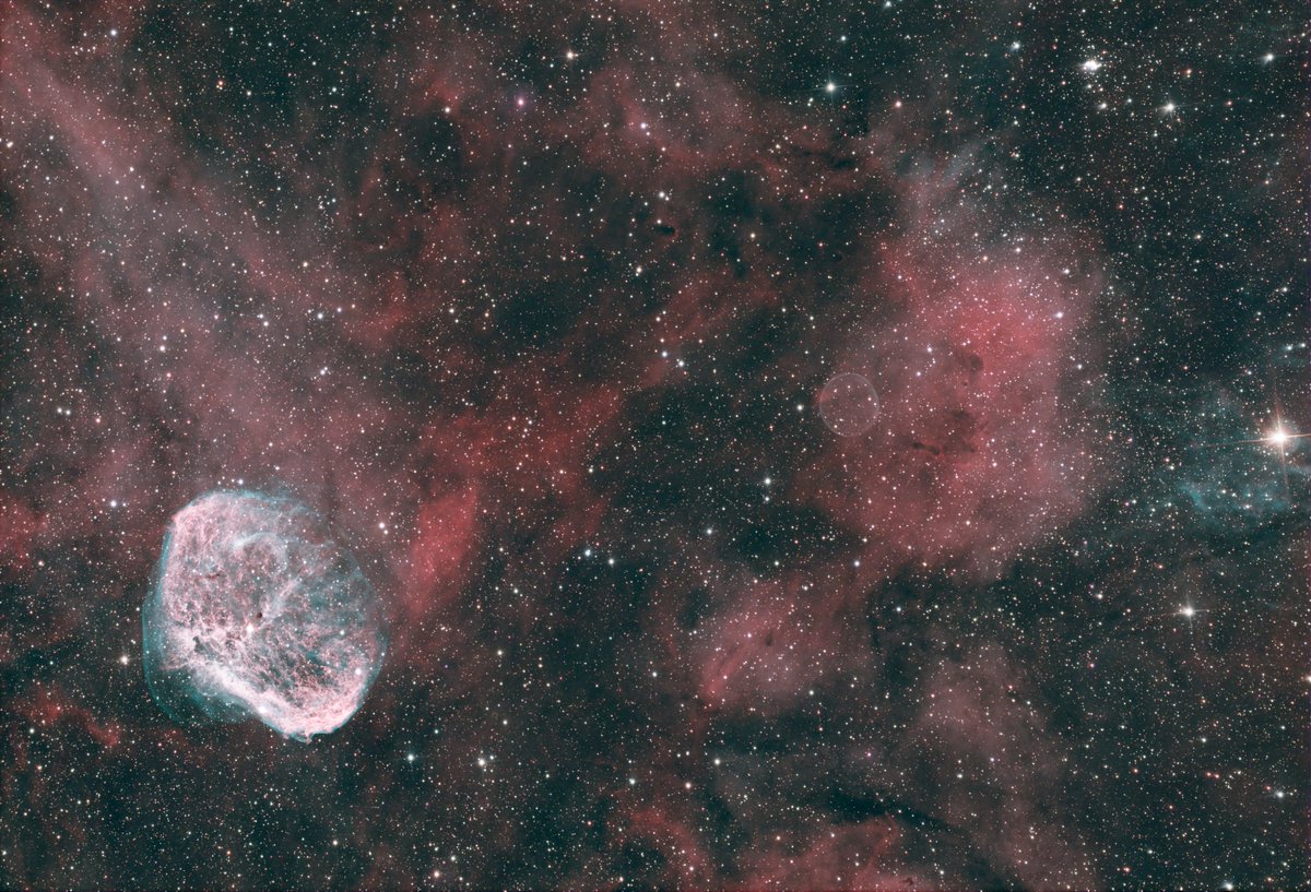 Mon objectif pour cette image était bien sûr le croissant mais surtout cette fine nébuleuse appelée Nébuleuse de la Bulle de Savon que l'on voit au centre droit de l'image.Elle ne fut découverte qu'en 2008 ce qui est récent.230x180" sur 3 nuits.Bon ciel💫#Astrophotography