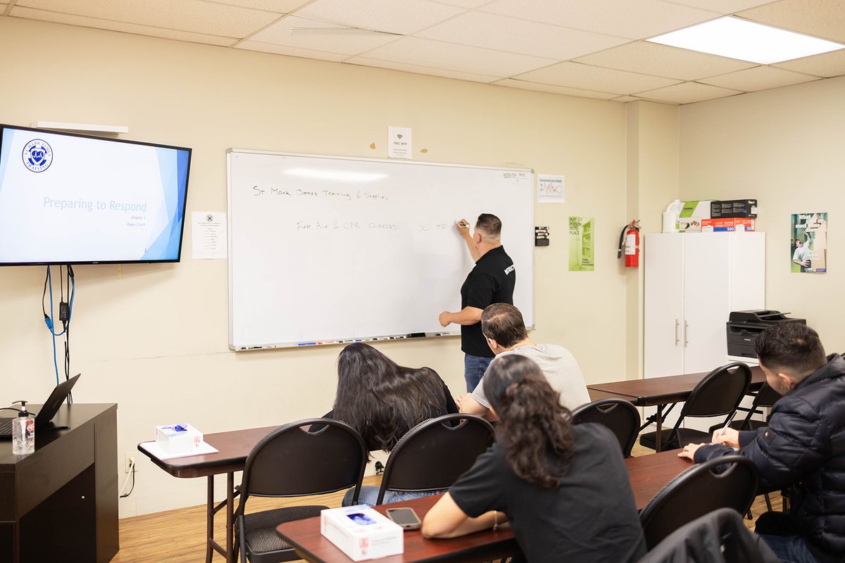 FirstAidCalgary's tweet image. 🩸 To stop bleeding: apply firm pressure for 3–15 minutes. Rinse under warm water, then pat dry. If dirty, clean the wound gently with soap and water.
🧼 Learn more first aid tips—visit our website today! firstaidcalgary.ca/first-aid-cour…
#FirstAid #WoundCare #CPR