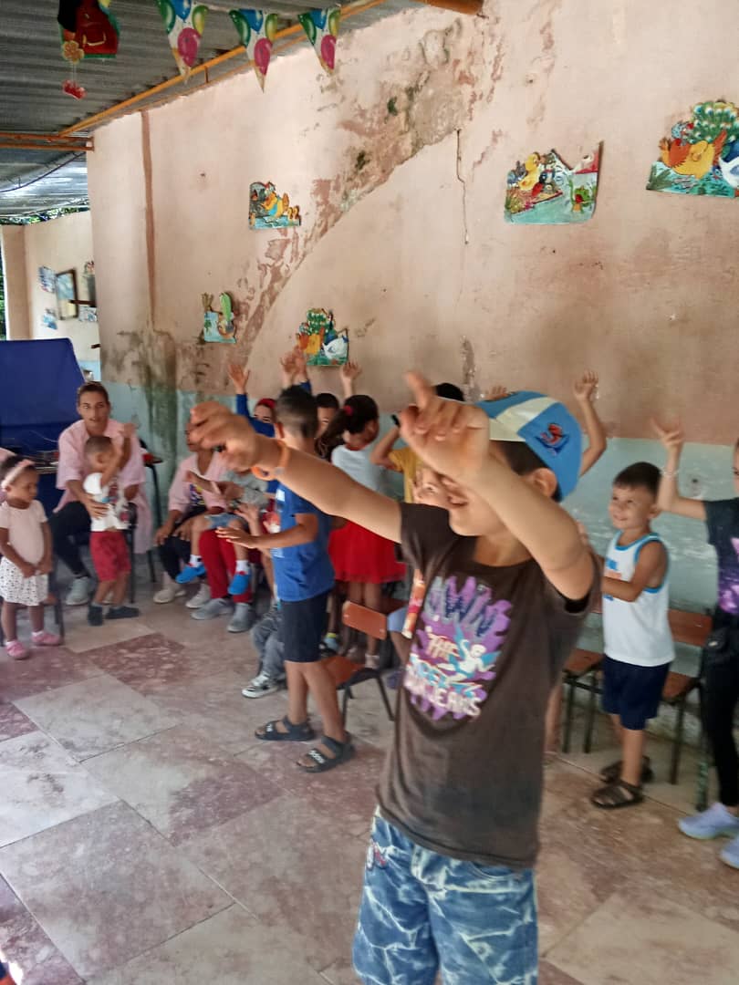 IrenaldoRodrig1's tweet photo. Hasta la comunidad de Agabama llego la XXXl Cruzada Teatral por la ruta del Che en el círculo infantil "Retoños de Agabama" 
#fomento 
#SanctiSpiritus 
#CulturaEspirituana 
#Culturafomentense 
#SanctiSpiritusEnMarcha 
#VeranoSiempreJoven https://t.co/PkY8tSM5DL