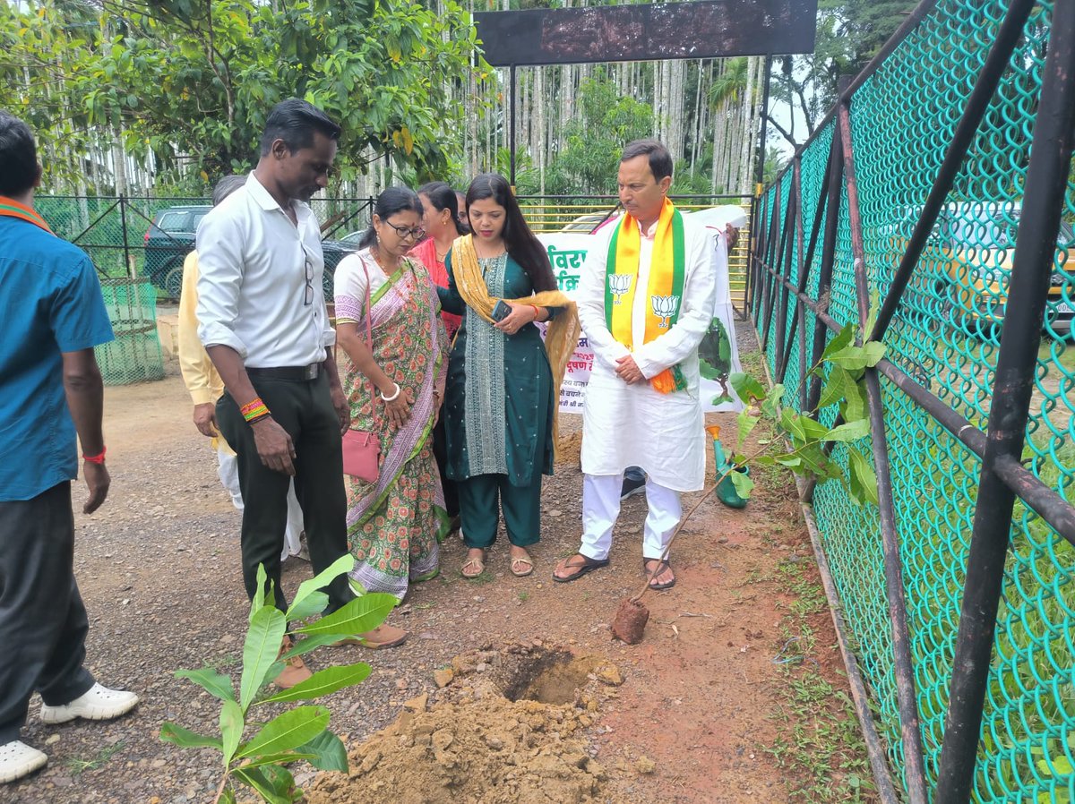 Sampa_Banerjee6's tweet photo. Newly Elected State President Shri Anil Tiwari ji's first visit to our village  Triveni Gaushala at  Bimblitan village  feeding the cows, meeting with booth members, tree plantation #11YearsOfSeva organised by PRI Members 
@narendramodi @JPNadda @blsanthosh @BJPMahilaMorcha https://t.co/VbykkS9dTT