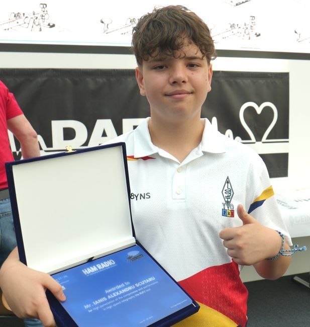 Een succesvolle recordpoging op het HAM RADIO-podium: de 13-jarige Roemeen Alexandru Ianis Scutaru (YO8YNS) vestigt nieuw record in snelle telegrafie.
Bekijk deze extreme prestatie op veron.nl/nieuws/ianis-s…
#RadioIsMagie #BeleefHetMetDeVERON #morse