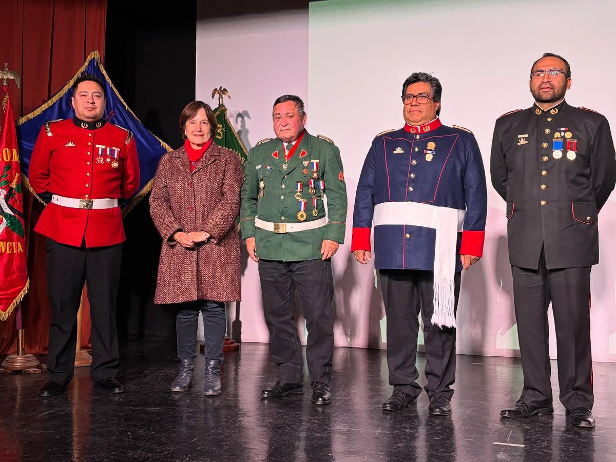 Como municipio, acompañamos al Cuerpo de Bomberos de San Felipe, liderado por su Superintendente David Guajardo Sandoval, en la conmemoración del Día Nacional del Bombero que se realizó en el Teatro Municipal.
