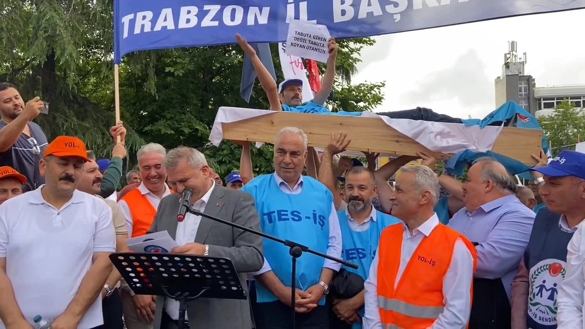 TÜRK-İŞ Trabzon İl Başkanlığı, toplu sözleşme sürecine ilişkin AKP Trabzon İl Başkanlığı önünde açıklama yaptı. 

Eylemde bir işçi temsili olarak tabuta yatırılarak "İşçiyi tabuta koydunuz" sloganı atıldı. nefes.com.tr/turk-isten-eyl…