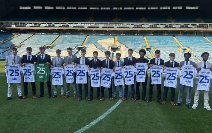 🎓 Introducing our 2025/26 first-year scholars

Oliver Wood
Isaac Bridge
Aiden Thompson
Jacob Watson
Jake Howard
Miller Megson
Louie Philpott
Joe Bhaskaran
Loui Whitehead
Callum Mills
Taku Chinyowa
Sam Alker
Logan White
Kenneth Mensah
Carrick Njinko
Harry Gray

#LUFCYouth | #LUFC