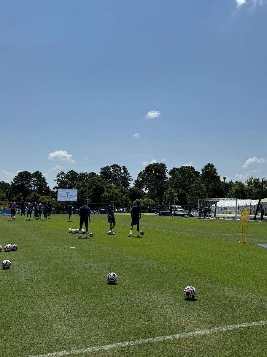 Dernier entraînement pour le PSG à la veille de son 1/4 de finale contre le Bayern. Touché par un petit virus jeudi, Fabian Ruiz est bien présent