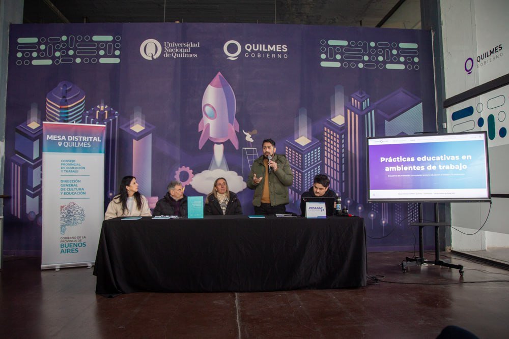 QuilmesMuni's tweet photo. Realizamos el Encuentro de Prácticas Educativas en Ambientes de Trabajo (PEAT) en #QuilmesTEC, una jornada impulsada por el Municipio y la Mesa COPRET para acercar a escuelas técnicas y empresas, y así fortalecer el vínculo entre la educación y el mundo laboral. https://t.co/TdlS5qRFY9