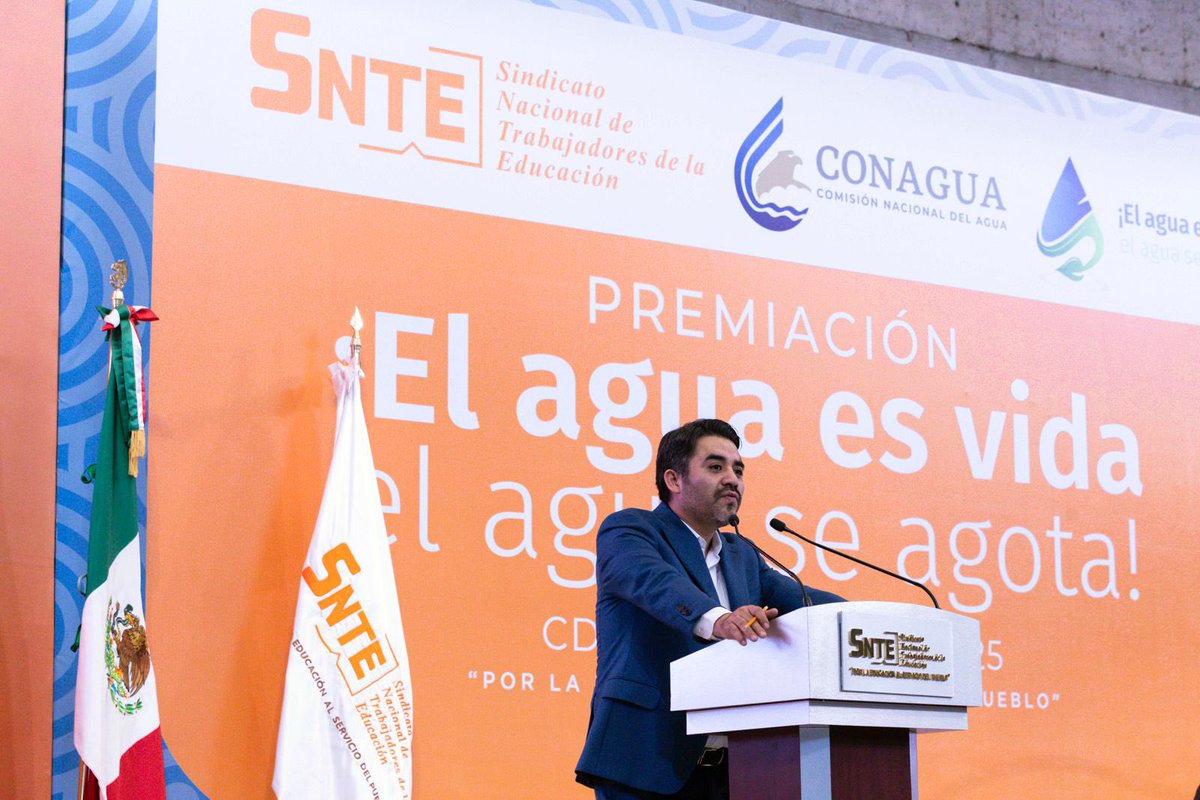 ¡El agua es vida, el agua se agota! El #SNTE con apoyo de <a href="/conagua_mx/">Conagua</a> sensibilizó a 2 millones de personas en el uso razonable del recurso, celebró su dirigente Mtro. Alfonso Cepeda, al entregar premios a proyectos ganadores para el cuidado del agua. goo.su/ttcGU