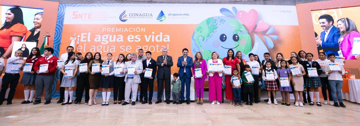SnteNacional's tweet photo. ¡El agua es vida, el agua se agota! El #SNTE con apoyo de @conagua_mx sensibilizó a 2 millones de personas en el uso razonable del recurso, celebró su dirigente Mtro. Alfonso Cepeda, al entregar premios a proyectos ganadores para el cuidado del agua. https://t.co/oWafyWbF0m https://t.co/wsbR9dKafw