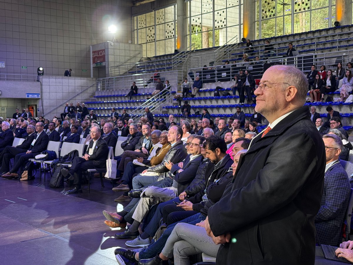 En el cuarto y último día de la Asamblea #IAJU2025 tuvimos variados eventos académicos, ecológicos, religiosos y culturales. El día empezó con la plenaria 6 sobre Justicia ambiental, al final del cual se realizó la siembra simbólica de un árbol. Continuó con las conversaciones de