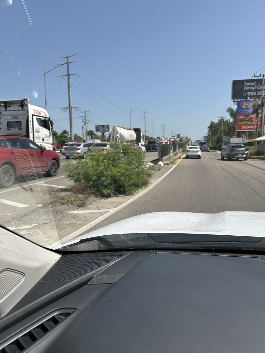 De verdad no me explico el nivel de caos vial en la salida Mérida-Progreso.