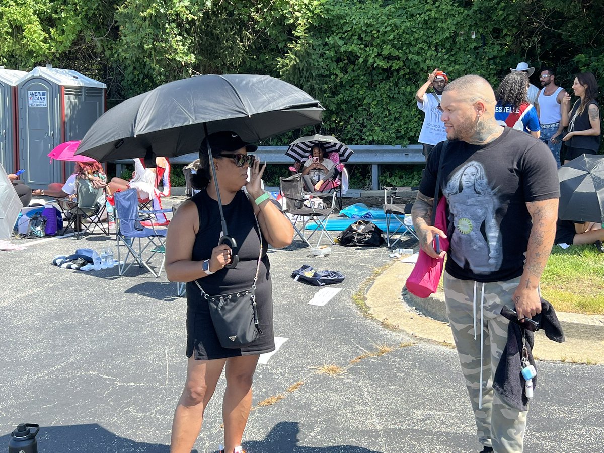 TimReidReporter's tweet image. BEYONCÉ FANS ARE EXCITED: Dozens of fans are camped out in Landover Maryland in a parking lot at Northwest stadium waiting to see the superstar singer.  Concert gets underway at 7 pm Friday night.  Hear from fans at 4 pm and 5 on DC NEWS NOW