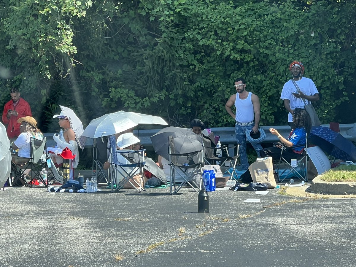 TimReidReporter's tweet image. BEYONCÉ FANS ARE EXCITED: Dozens of fans are camped out in Landover Maryland in a parking lot at Northwest stadium waiting to see the superstar singer.  Concert gets underway at 7 pm Friday night.  Hear from fans at 4 pm and 5 on DC NEWS NOW