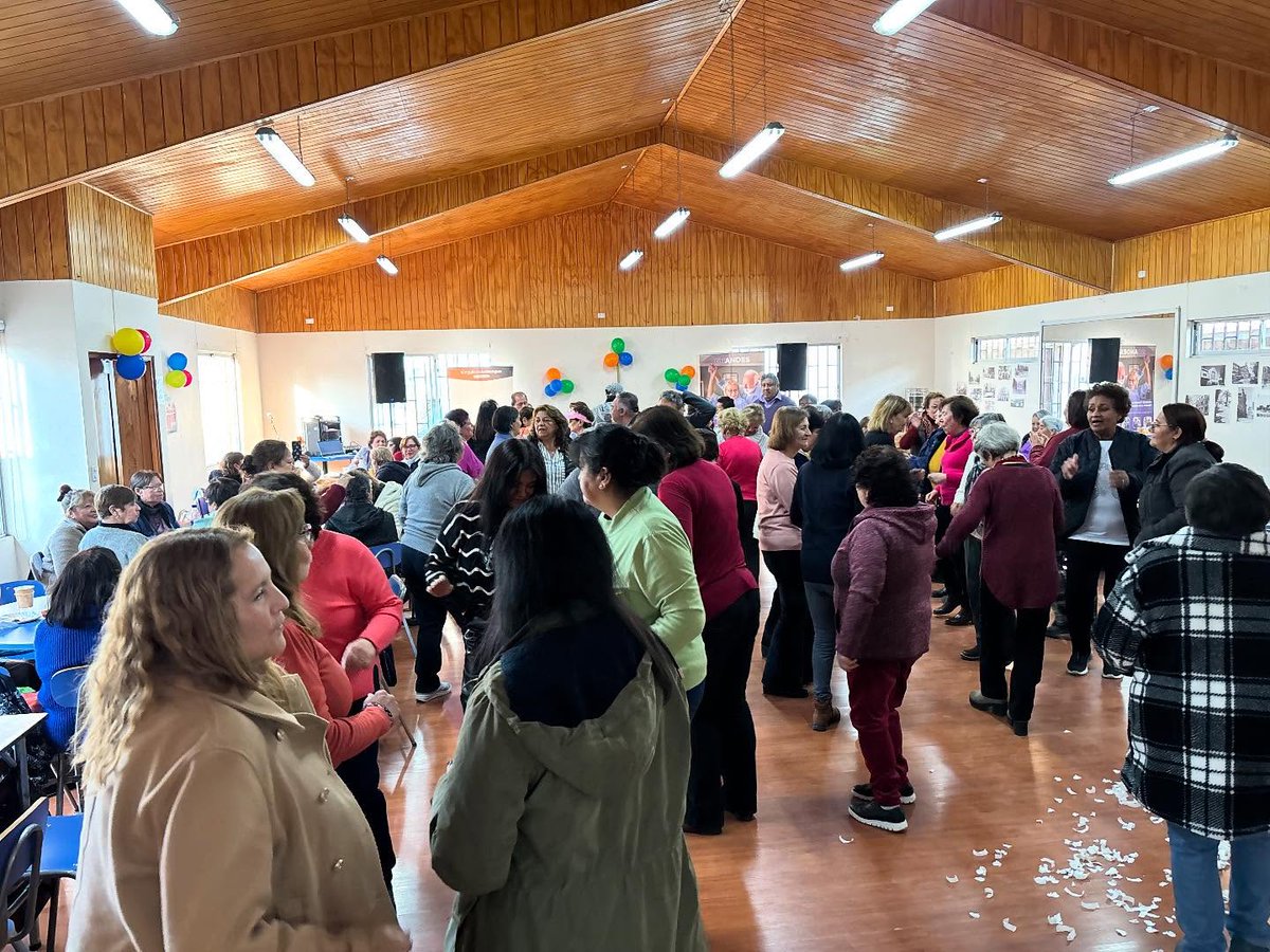 📷📷 ¡Gran Malón del Buen Trato! 📷📷
En el marco del Mes del Buen Trato a las Personas Mayores, la Oficina de Personas Mayores realizó un Malón Bailable para cerrar con alegría este mes