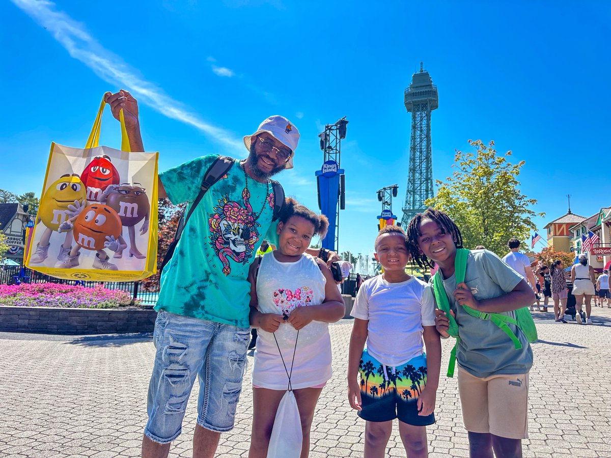 Happy Fourth of July from Kings Island! 🇺🇸 We kicked off the day by surprising some lucky fans with M&amp;M'S® swag bags! 🎉

Don't miss our Star-Spangled Night fireworks show tonight at 10 PM, presented by M&amp;M'S®! 🎆 Missing out? No worries – we're doing it all again tomorrow night!