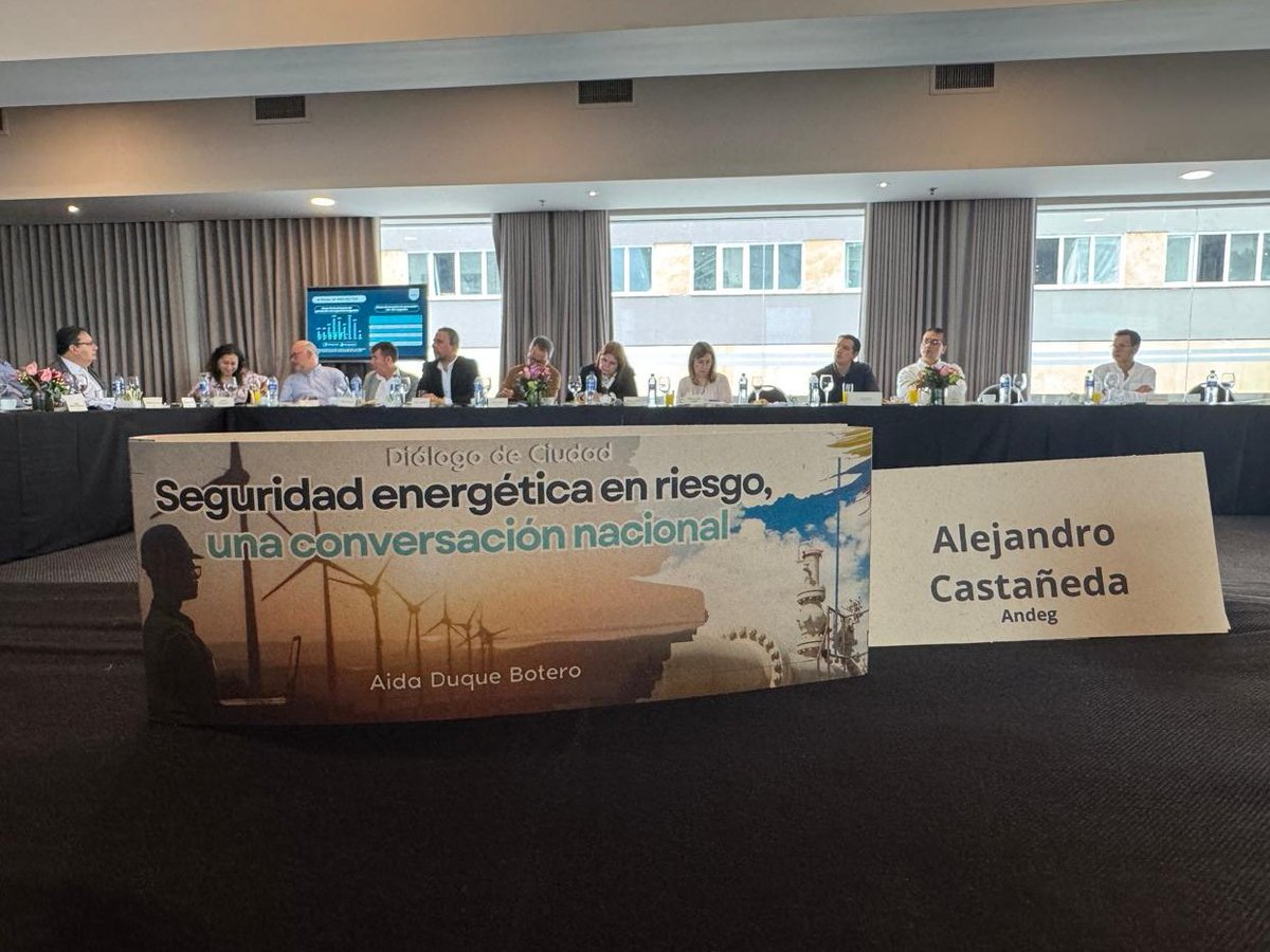 #AEstaHora | Nuestro Presidente, <a href="/Alejo_Castan/">Alejandro Castaneda</a>, participa en el diálogo “Seguridad Energética en riesgo”, organizado por <a href="/SinproColombia/">Sinpro Sindicato</a>, compartiendo nuestra visión sobre la diversificación y la seguridad energética del país.🇨🇴