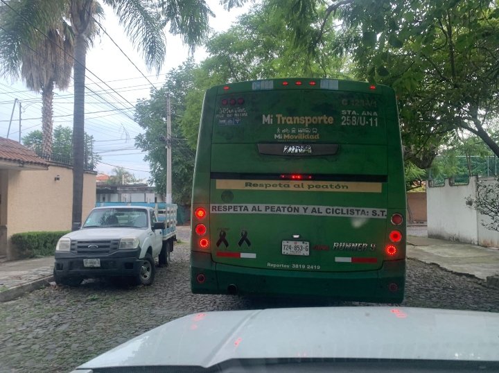 Camión 258/U11 saliendo de su ruta y entrando a Colonia Las Fuentes, afectando el empedrado.<a href="/TransporteJal/">Secretaría de Transporte Jalisco</a> <a href="/ZapopanDen/">Denuncia Ciudadana Zapopan</a> <a href="/Trafico_ZMG/">TráficoZMGuadalajara</a>