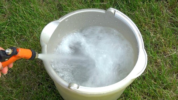 MnDPS_DPS's tweet image. If you’re using fireworks to celebrate the 4th of July, make sure to have a bucket of water. Hot fireworks can cause burns and are a fire hazard if not disposed of properly.
It’s simple:
1) Fill a bucket with water.
2) Soak used fireworks.
3) Throw wet fireworks in the trash.