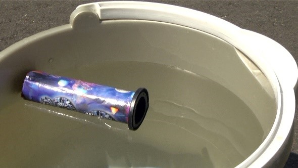 MnDPS_DPS's tweet image. If you’re using fireworks to celebrate the 4th of July, make sure to have a bucket of water. Hot fireworks can cause burns and are a fire hazard if not disposed of properly.
It’s simple:
1) Fill a bucket with water.
2) Soak used fireworks.
3) Throw wet fireworks in the trash.